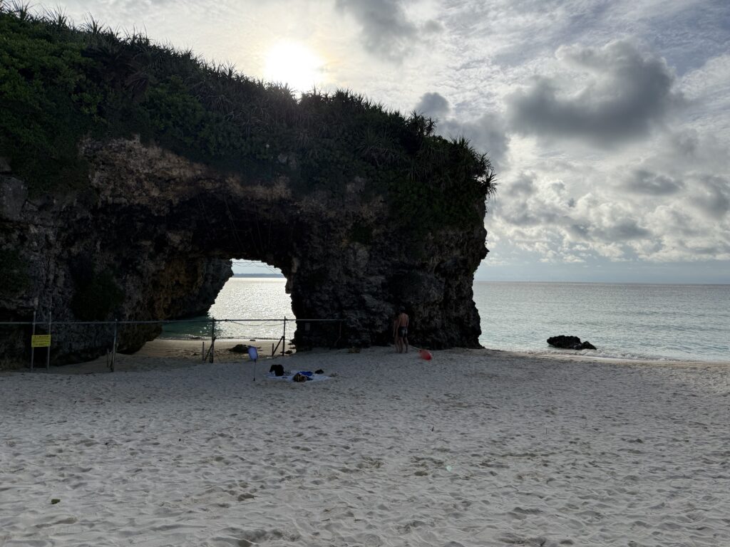 宮古島の砂山ビーチにある天然の岩のアーチ
