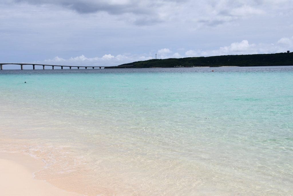 与那覇前浜ビーチから見える来間大橋