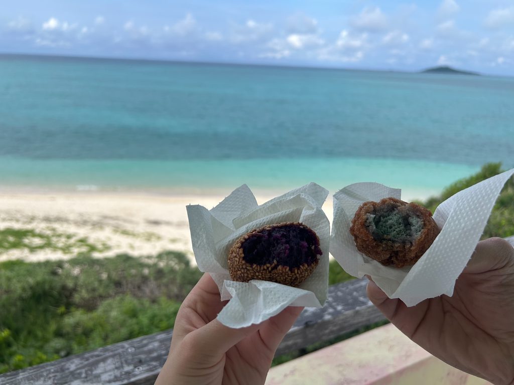 海美来で購入した紅芋もちと青いサーターアンダギー