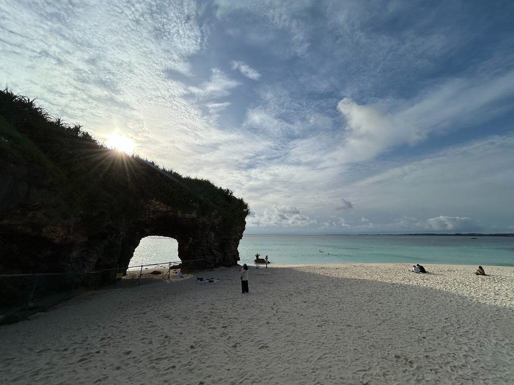 宮古島の砂山ビーチにある天然の岩のアーチと青い海
